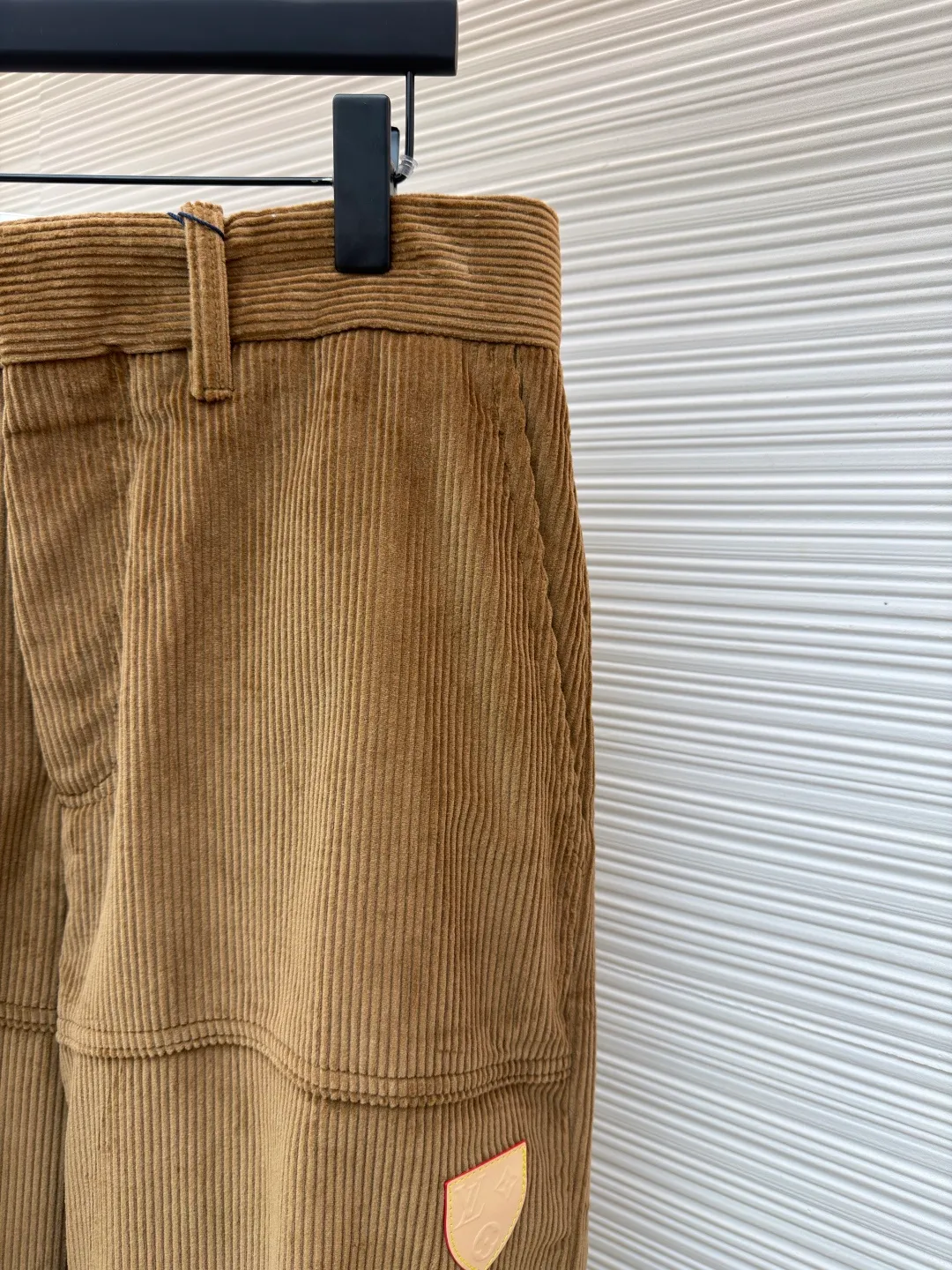 LOUIS VUITTON SKI ski series corduroy trousers and casual pants ●Original version: purchased and developed by 14160 ●Item number: 1682221-B00 ●Fabric: corduroy fabric ●Technology: Positioning cutting machine ●Color: brown ●Version: fitted version ●Weight: about 875 grams ●Size: 46-48-50-52 ●Description: These caramel-colored corduroy trousers are made of 16-pit combed cotton corduroy fabric, which is pre-shrunk and raised. The velvet thickness is even, soft to the touch and not easy to shed. The fabric weighs 420g and has both warmth retention and stiffness. The trousers are made of multi-piece three-dimensional tailoring. The thighs and knees are designed with a spliced ​​structure and are reinforced with twill stitching technology, which not only enhances the durability but also creates a workwear-style layering. The waistband is a classic suit waistband design with built-in non-slip lining and metal adjustment buckles to flexibly adjust the waist size. The placket is made of YKK metal zippers with natural horn buttons, and the trousers are double-layer reinforced stitching; the pockets are welted, and the edges are sewn with overlock stitching; the trousers are straight-cut, with rolled overlock stitching on the inside. The stitch density of each stitch is controlled at 10 stitches/inch to ensure a stable overall structure and exquisite details. The overall wiring is straight and delicate, the fabric is comfortable and soft, and the color is consistent without color difference. It can be matched with the same style to create a fashionable look and control various occasions. Customized accessories, complete with three standards, same style for men and women!